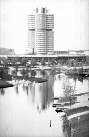 München: BMW-Turm mit Spiegelung im See