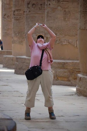 Luxor - Säulensaal : Touristin im Säulensaal des Amun-Tempels von Karnak, Luxor, aufgenommen am 24. Januar 2006