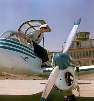 Pilot und Lufttaxi der Deutschen Lufthansa auf einem Landeplatz