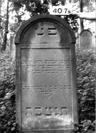 Grabstein 407 (Index: 99803655) Material: Sandstein Zustand: gut Maße HxBxT: 136x61x9 cm Beschreibung: Stele mit verdachtem Rundbogen, profilierter Rand, Giebelfeld: Grabstein 407