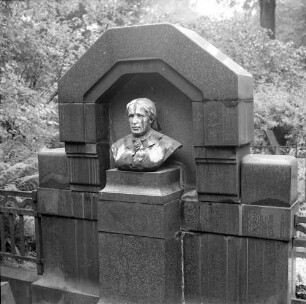 Grabmal der Familie Vogel : Grabmal der Familie Vogel. Diorit?, Zinkguss (wohl um 1910). Rechte Nische mit Büste einer Dame. Chemnitz-Bernsdorf, Städtischer Friedhof