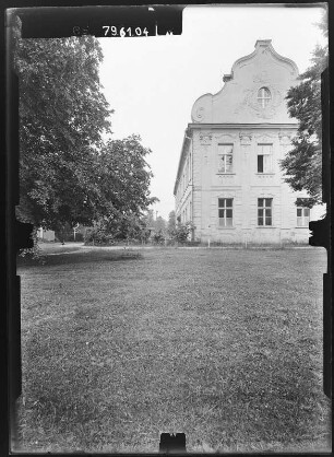 Fürstenberg/Havel, Unter den Linden 58. Schloß (1741-1752; C. J. Löwe, Umbau 1913). Linker Seitenflügel. Giebelfront