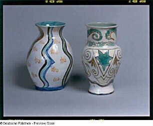 Vase mit Tier- und Pflanzenmotiven : Zwei Vasen (1. V. 20. Jh.; K. Feuerriegel)