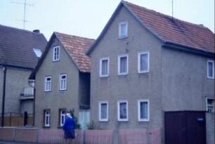 Straßenzug mit giebelständigen Wohnhäusern