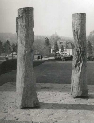Zwei Stelen : Zwei Stelen. Holz (wohl um 1980). Annaberg-Buchholz, vor der Kaufhalle des Neubaugebietes "Hermann Matern"