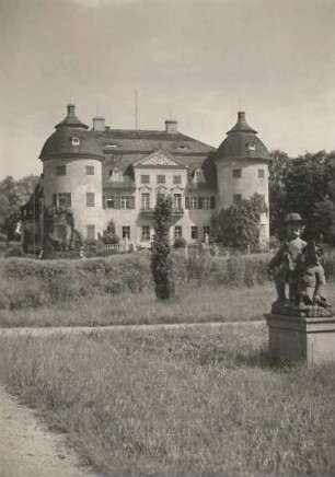 Radibor-Milkel, Schloss. Gartenseite mit Skulpturen