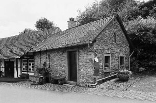 Backhaus und Brunnen; Weilrod, Ratsgasse