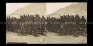 Italienische Gefangene und erbeutete Minenwerfer und Maschinengewehr