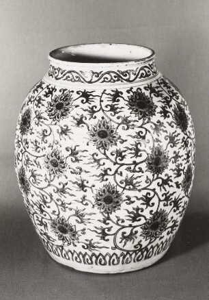 Bauchige Vase, bemalt mit Blütenranken