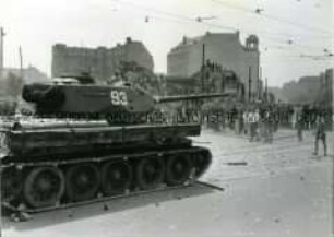 Demonstranten vor einem sowjetischen Panzer am Potsdamer Platz