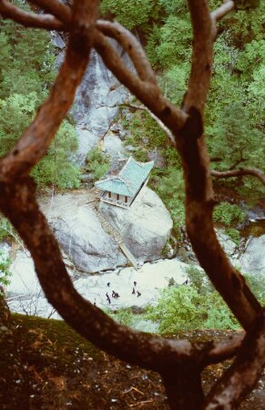 Blick von oben auf einen Pavillon an einem Wasserfall