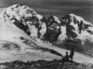 Am Gletscher : Zwei Bergsteiger stehen am Rande eines Gletschers mit Blick zum Piz Bernina und dem Berninagrat.