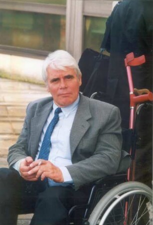 Dr. Dietrich Simon, Verleger : Simon, Dietrich (geb. 1939; Verleger), im Rollstuhl sitzend
