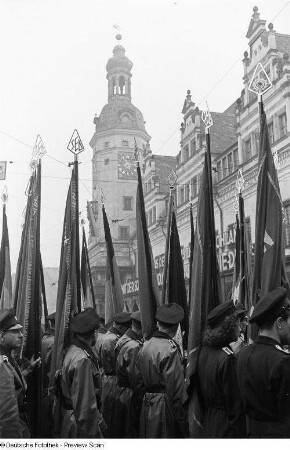 Altes Rathaus und Polizisten mit Fahnen