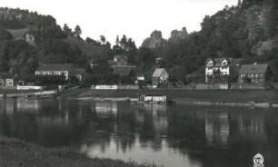 Rathen-Niederrathen. Elbfront mit Fremdenhof "Erbgericht" und Gasthaus "Rosengarten". Blick über die Elbe mit Badeanstalt nach Nordnordwest gegen Talwächter und Lokomotive