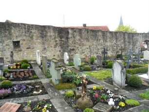 St Michael-Kirchhof nach Süden mit Kirchhofmauer im Verlauf (mit Schlüsselloch-Schießscharte sowie Werksteinen im Mauersteinverband)