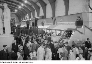 Exponate der Vereinigung Volkseigener Betriebe des Elektromaschinenbaus (VEM) auf der Leipziger Herbstmesse 1954