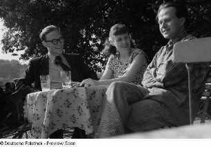 Das Ehepaar Rössing und ein Mann (Reiner) an einem Tisch im Biergarten der "Schiffsmühle"