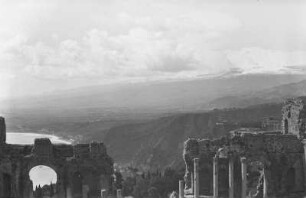 Teatro Greco : Ruine des antiken griechischen Theaters von Taormina. Im Hintergrund der schneebedeckte Ätna.