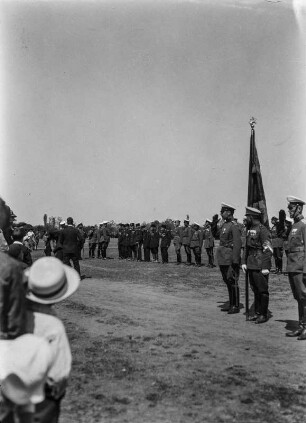 Parade : Parade von Personen in Militäruniformen.