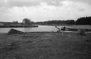 Sachsenhausen : In Sachsenhausen, Hafenbecken des Klinkerwerks am Oder-Havel-Kanal (ein Albert Speer-Projekt) mit Plastik von Stuart Wolfe - meines Wissens ist dieser Teil des Sachsenhausen-Komplexes nicht öffentlich zugänglich. Der Hafen wird vermehrt industriell genutzt.-additional copyrights to be cleared!