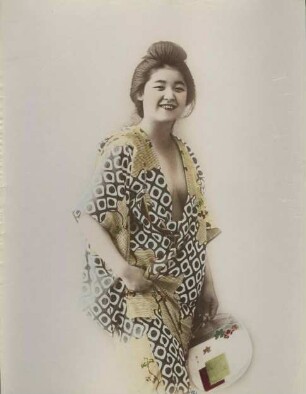 Mädchen in Yukata mit Fächer