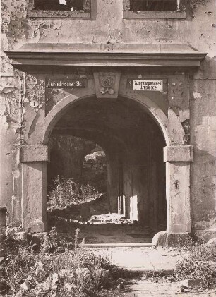 Dresden-Neustadt, Kasernenstraße 1, Portal des Wohnhauses mit Schlußstein mit Rose