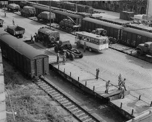 Verladung von Militärtechnik der 1. Gardepanzerarmee im Güterbahnhof Dresden-Neustadt. Flachwagenzug mit Lastkraftwagen : Dresden-Neustadt. Verladung von Militärtechnik der 1. Gardepanzerarmee im Güterbahnhof Dresden-Neustadt. Flachwagenzug mit Lastkraftwagen