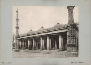 Rani Sipri-Moschee, Ahmedabad: Ansicht Kolonnadeneingang, flankiert von zwei Minaretten