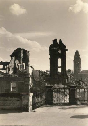 Dresden. Ruine der Frauenkirche von der Brühlschen Terrasse