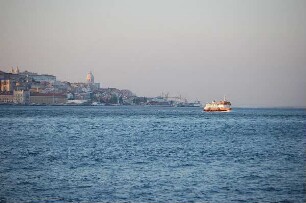Lissabon - Fähre auf dem Rio Tejo : Fährschiff auf dem Rio Tejo vor der Stadtsilhouette von Lissabon, aufgenommen 2006