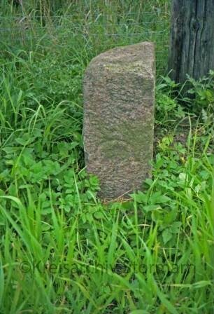 Fischbek: Grenzstein [Nr. 9] zwischen Gut Jersbek und Amt Tremsbüttel: auf Schmalseite Hufeisen-Symbol
