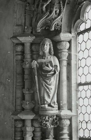 Apostelfigur der Fensterlaibung: Simon Zelotes