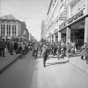 Eröffnung des Bekleidungshauses Peek & Cloppenburg in der Kaiserstraße Ecke Lammstraße