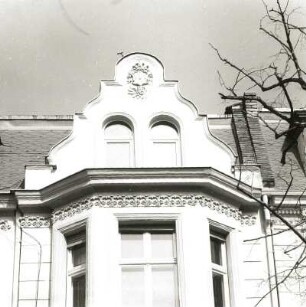 Cottbus, Karl-Liebknecht-Straße 115. Wohnhaus (E. 19. Jh.), Erkerabschluss mit Giebel