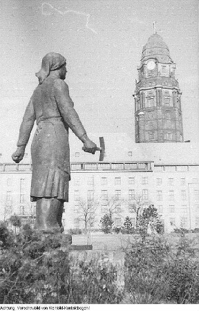 Dresden, Altstadt, Bürgerwiese. Denkmal Trümmerfrau von Walter Reinhold, Eisenguss, 1952 (1. Standort), Oktober 1952