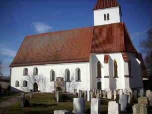 Kirche von Süden (Langhaus im Kern 15 Jh mit Überarbeitunggen im 17 und 19 Jh-Kirchturmobergeschoß 19 Jh) im Kirchhof