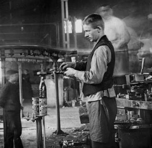 Abgeben der Flasche in eine Flaschenhülse : Technikgeschichte | Technologie | Glasfabrikation | Flaschen | Maschinenfabrikation