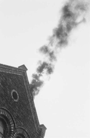 Halle. Porzellanwerk Lettin. Fassadendetail mit Schornsteinqualm