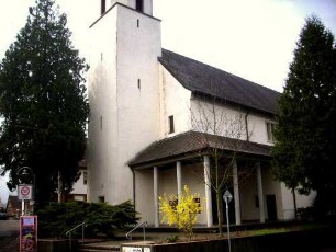 Ansicht von Südwesten mit Kirche in ehemaligem Kirchhof (aufgelassen und ausgeräumt)