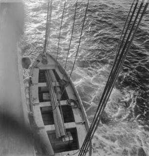 Rettungsboot : Blick auf ein Passagierschiff am Ausleger eines Schiffes