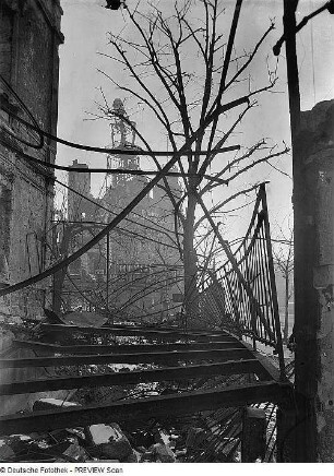 Dresden. Blick gegen die Ruine der Dresdner Feuerversicherung