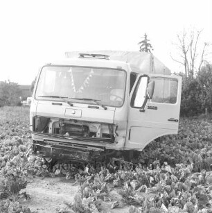Rethwischdorf: Verkehrsunfall: Bundesstraße B 208: Zusammenstoß Pkw mit Lkw: beschädigter Lkw in Rübenfeld