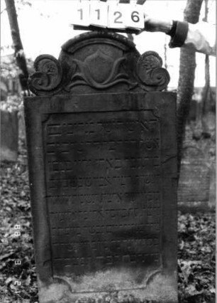 Grabstein 1126 (Index: 99902918) Material: Sandstein Maße HxBxT: 134x67x8 cm: Grabstein 1126