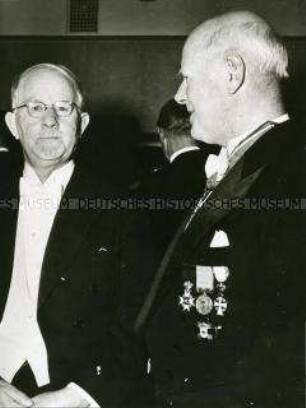 William Giauque, Nobelpreisträger für Chemie mit Walter Rudolf Hess, Nobelpreisträger für Medizin