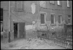 Hinterhof Tristesse, Berlin Schöneweide, Bild 1. SW-Foto, 1984 © Kurt Schwarz.