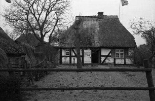 Born: Bauernhaus in Born [mit Hakenkreuzflagge]
