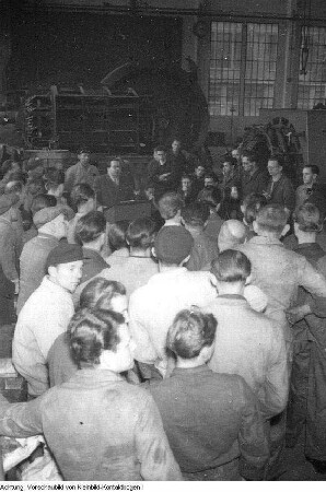 Dresden. Turbinenwerk Dresden, Diskussion der Werktätigen über den Beitritt der DDR zum Warschauer Vertrag, 1956