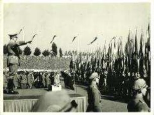 Adolf Hitler grüßt die Hitlerjugend beim Reichsparteitag 1936