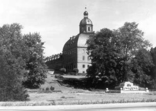 Gotha, Schloss Friedenstein : Gotha. Schloss Friedenstein (Baubeginn 1643; A. Rudolph). Ansicht von Ostflügel und Ostturm von Südwesten